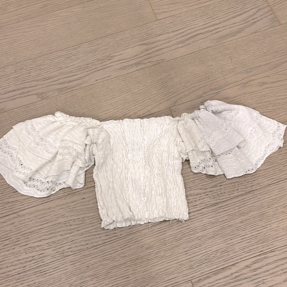 Zara Cropped top with puffed sleeve.